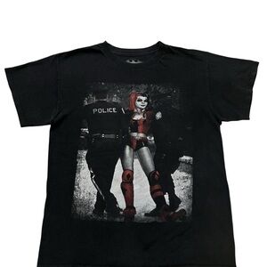 This black cotton graphic T-shirt features a DC Comics "Harley Quinn Arrested"